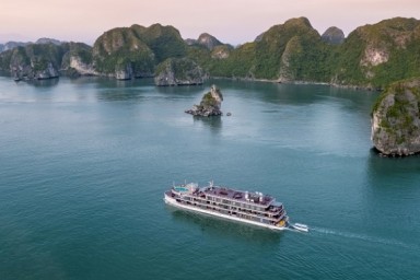 Lan Ha bay - Cat Ba Island - Trung Trang cave (B, L, D)